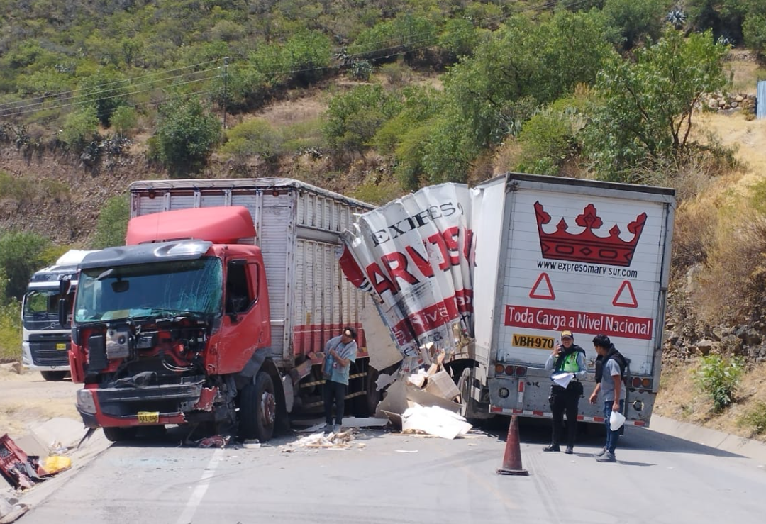  TRIPLE CHOQUE DE VEHÍCULOS EN CUYCÚA - CHALHUANCA DEJA VARIOS VEHÍCULOS VARADOS